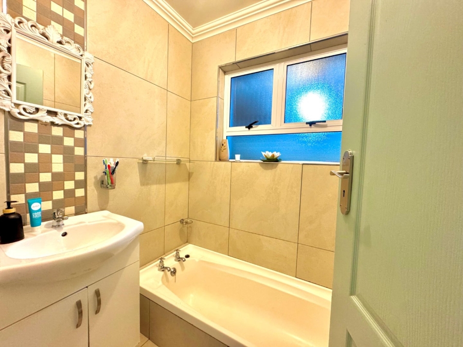 To Let 3 Bedroom Property for Rent in Wavecrest Western Cape